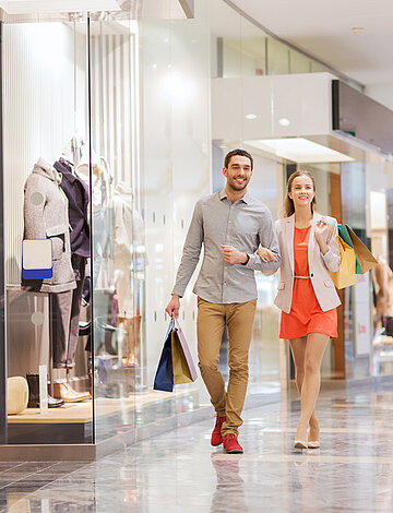 Ein Paar läuft durch die Shoppingmall im Forum Allgäu