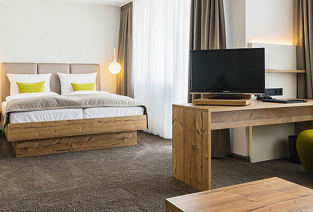 Hotelzimmer mit Doppelbett und TV