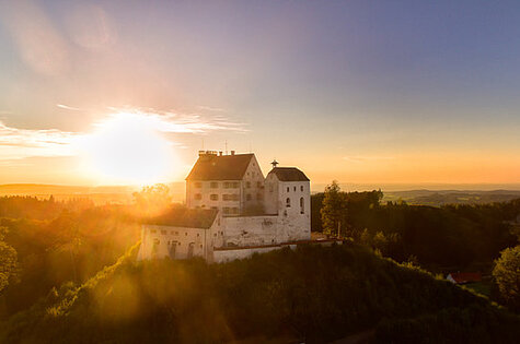 Das Schloss Waldburg im Sonnenuntergang