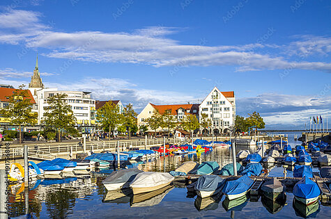 Kleine Boote am Hafen im Bodensee
