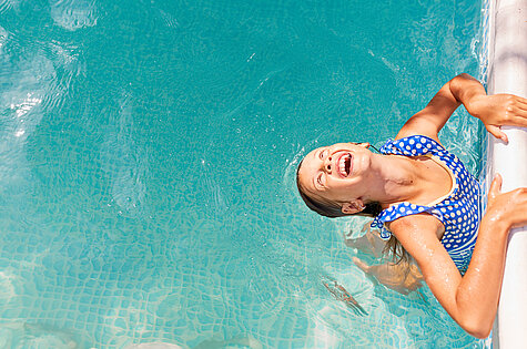 Eine Frau badet im Pool des Aquamarin Wasserburg